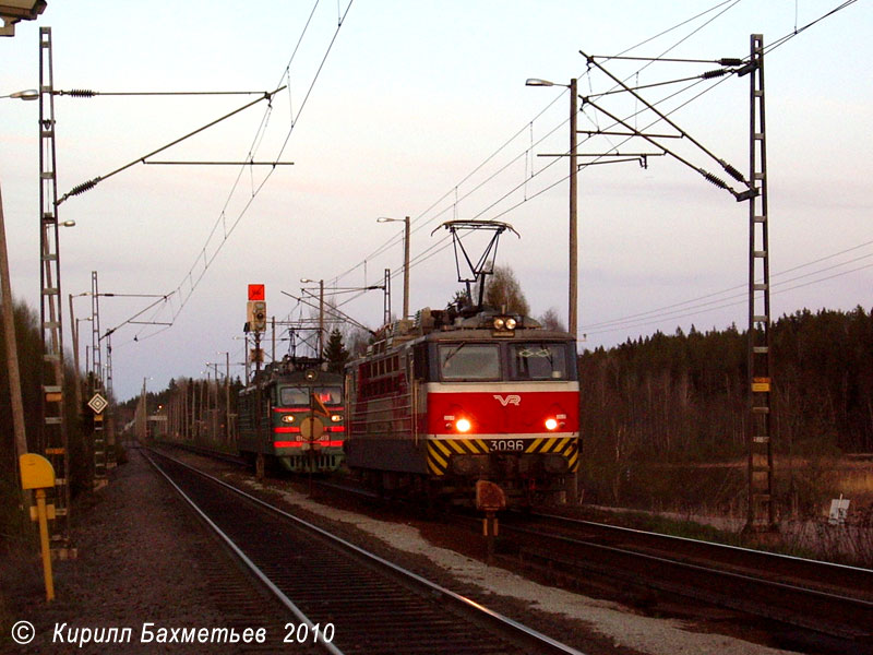 Электровозы Sr1-3096 и ВЛ82м-069, выполняющие манёвры