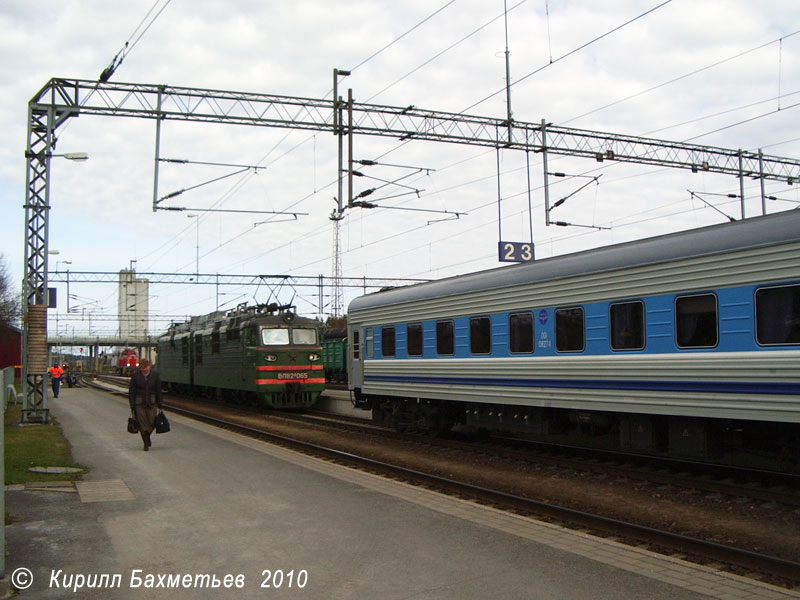 Отцепка электровоза ВЛ82м-065 от поезда Санкт-Петербург – Хельсинки "Репин"