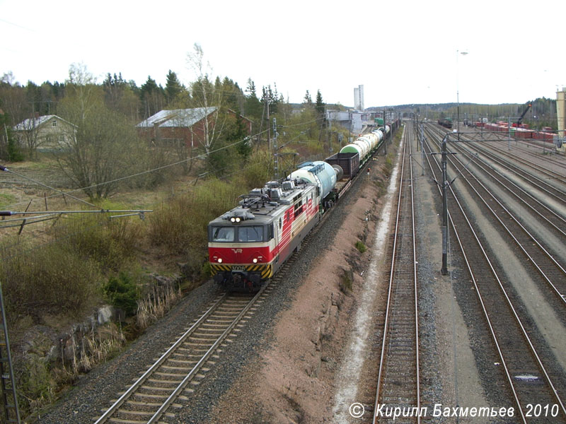 Электровоз Sr1-3008 с грузовым поездом