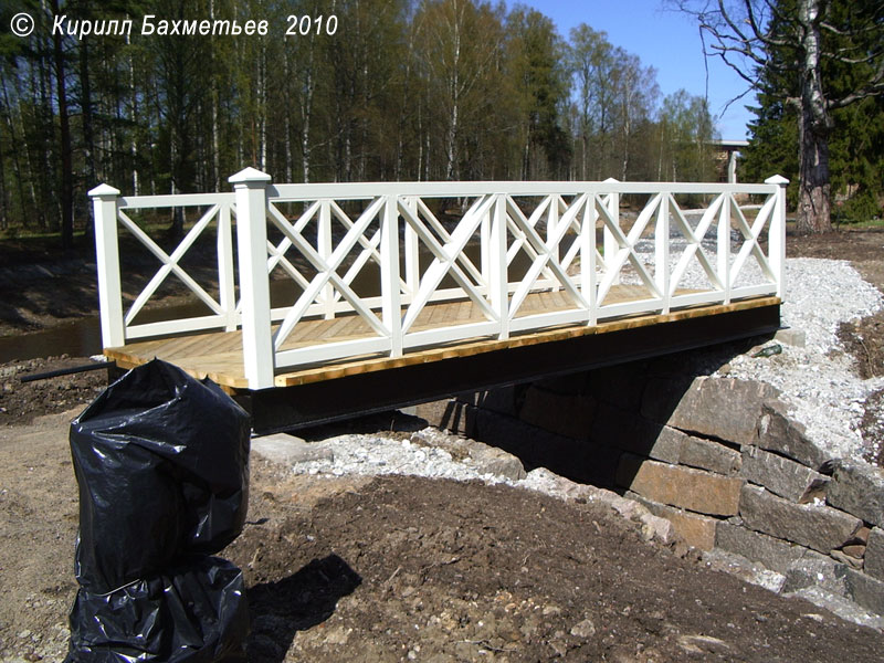 Пешеходный мот через водосливный канал