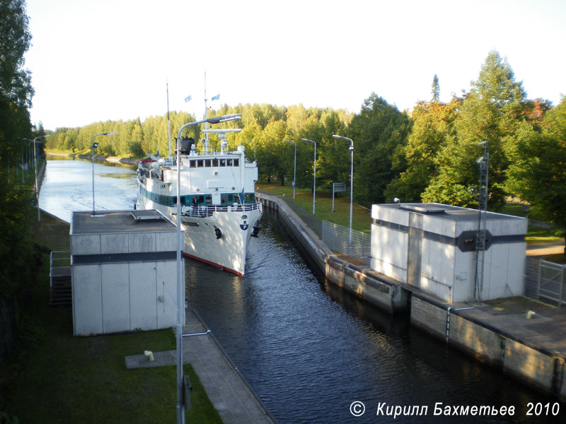 Заход теплохода "Кристина Браге" в шлюз "Мялкия"