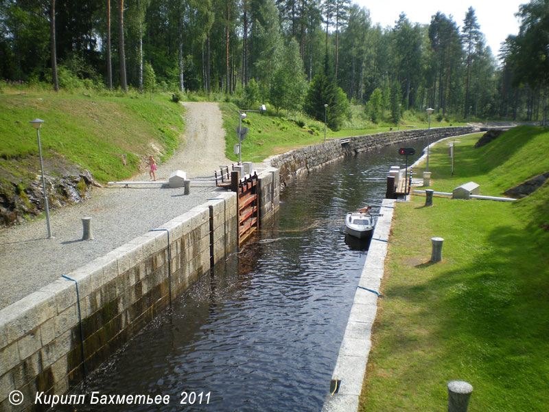 Заход катера в нижнюю шлюзовую камеру