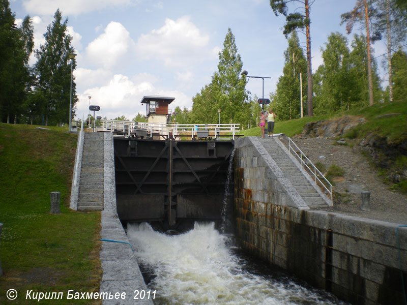 Заполнение водой нижней шлюзовой камеры