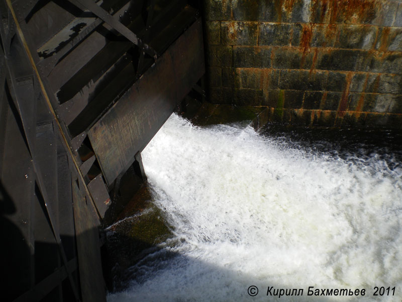 Заполнение водой нижней шлюзовой камеры