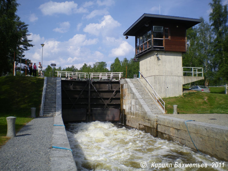 Заполнение водой средней шлюзовой камеры