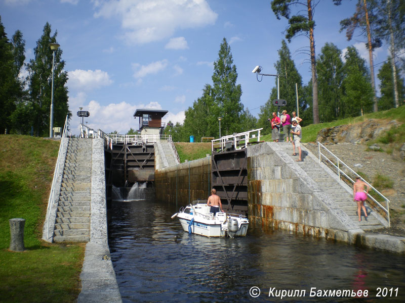 Заход катера из нижней шлюзовой камеры в среднюю