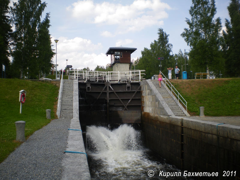 Заполнение водой средней шлюзовой камеры