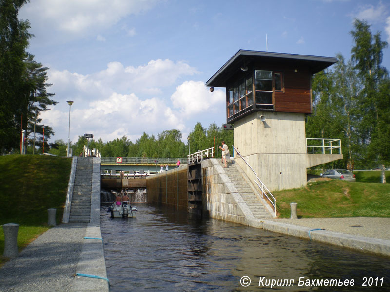 Катер в верхней шлюзовой камере