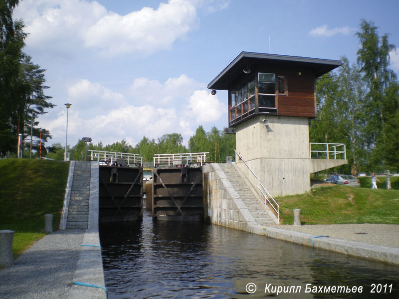 Средние шлюзовые ворота и пульт управления шлюзом