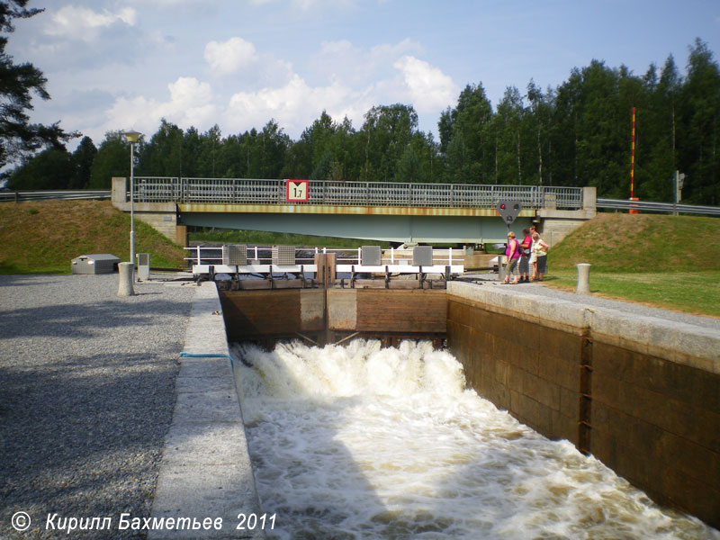 Заполнение верхней шлюзовой камеры водой