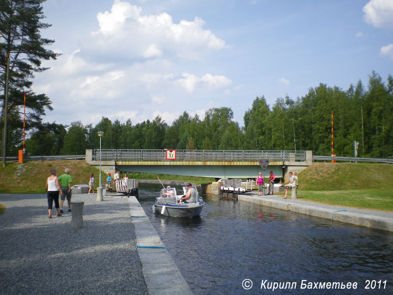 Катер в верхней шлюзовой камере