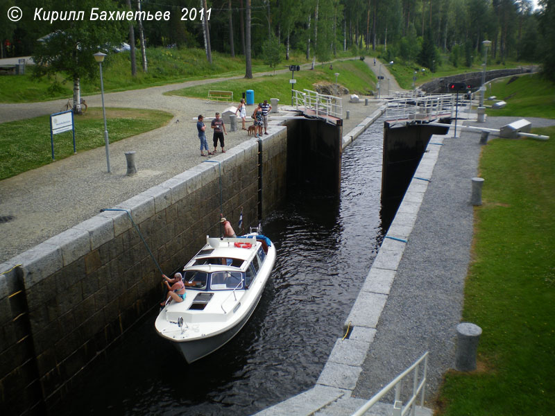 Катер в средней шлюзовой камере