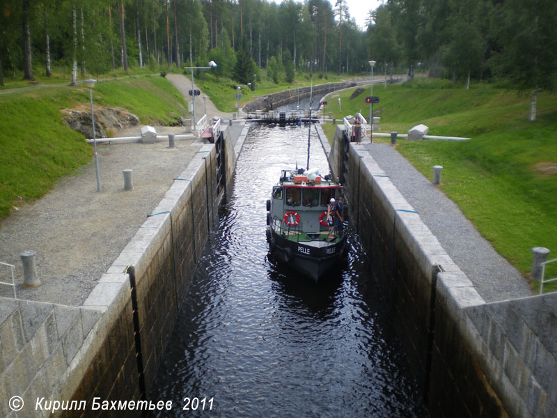 Теплоход "Пелле" в средней шлюзовой камере