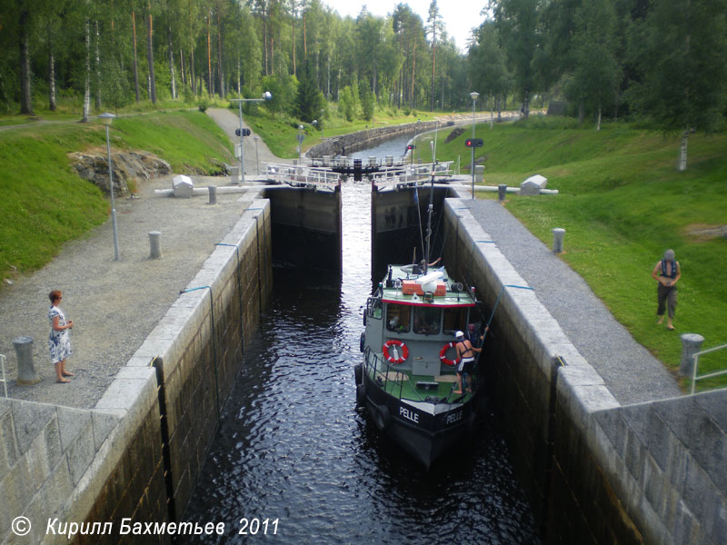 Теплоход "Пелле" в средней шлюзовой камере