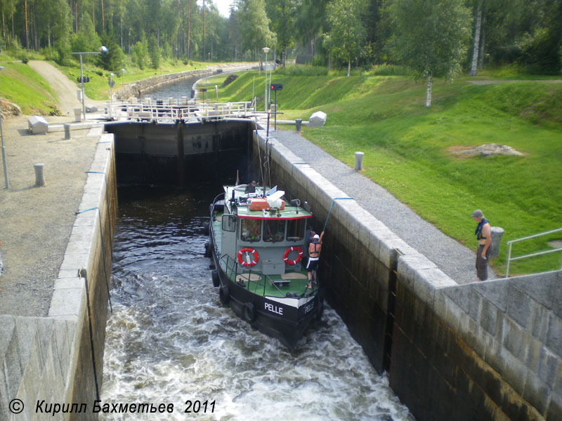 Теплоход "Пелле" в средней шлюзовой камере