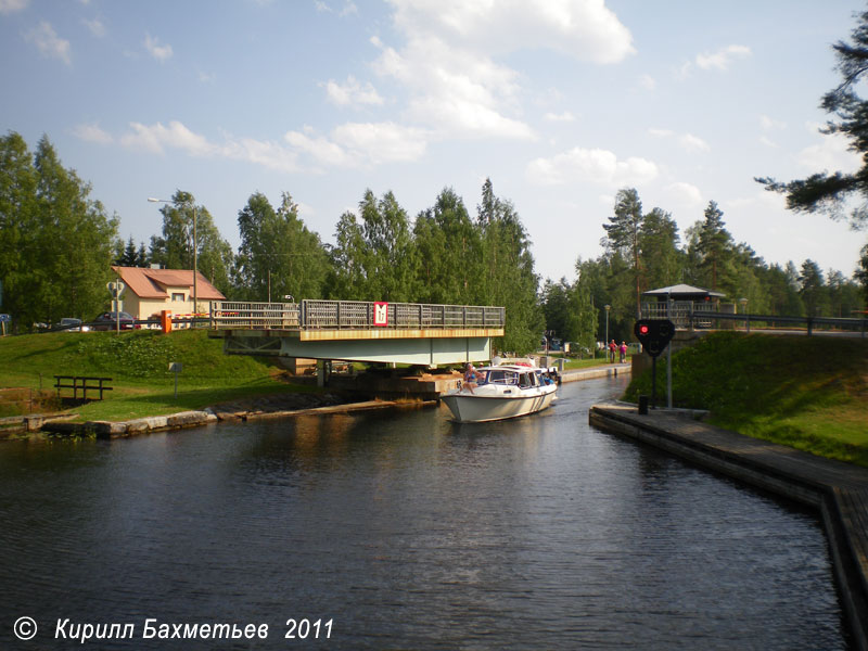 Проход катера под разводным мостом на Варистайпальском канале