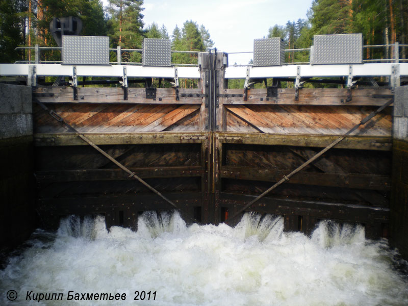 Заполнение верхней шлюзовой камеры водой