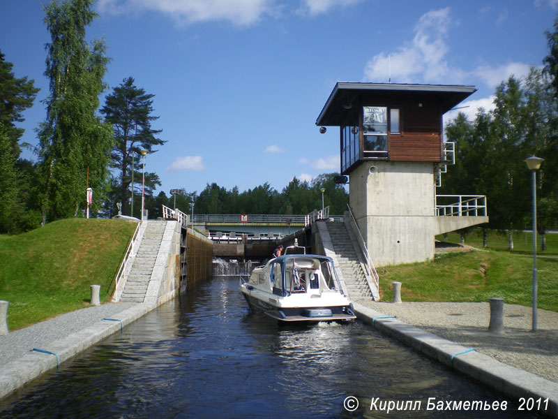 Заход катера из средней шлюзовой камеры в верхнюю