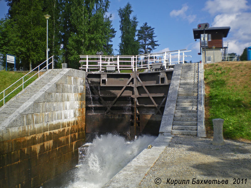 Заполнение водой средней шлюзовой камеры