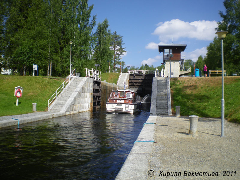 Заход катера из одной шлюзовой камеры в другую