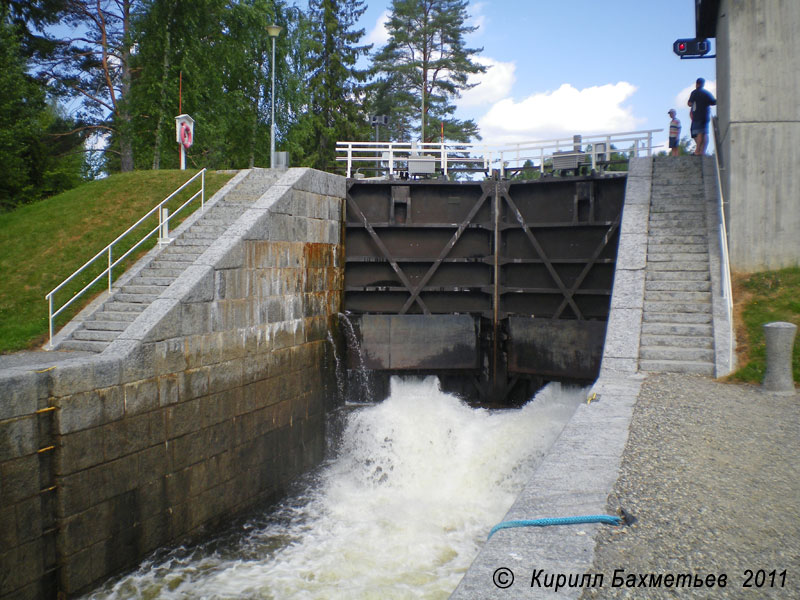 Заполнение водой средней шлюзовой камеры