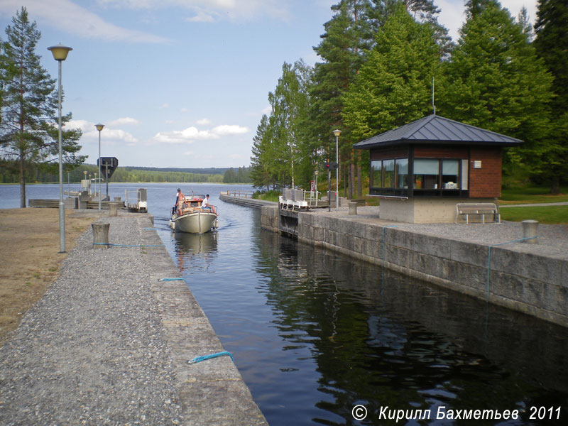 Заход катера в шлюз