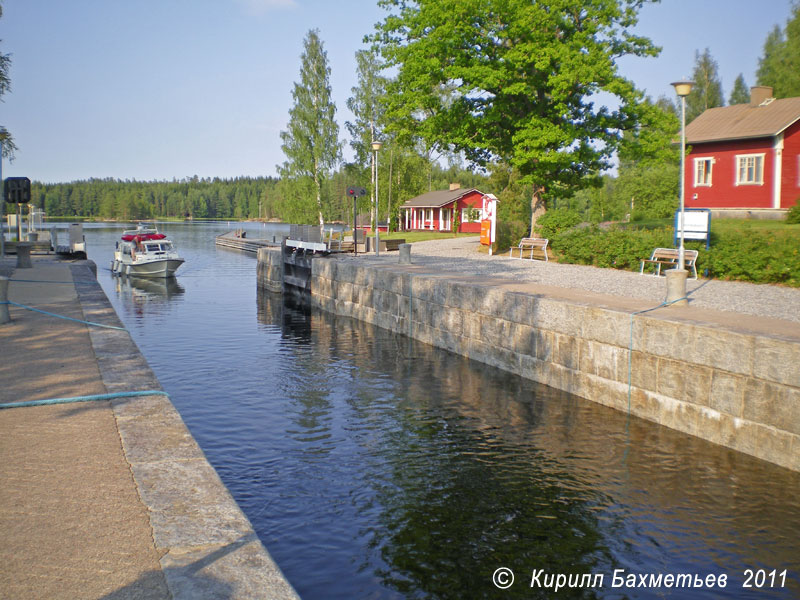 Заход катера в шлюз