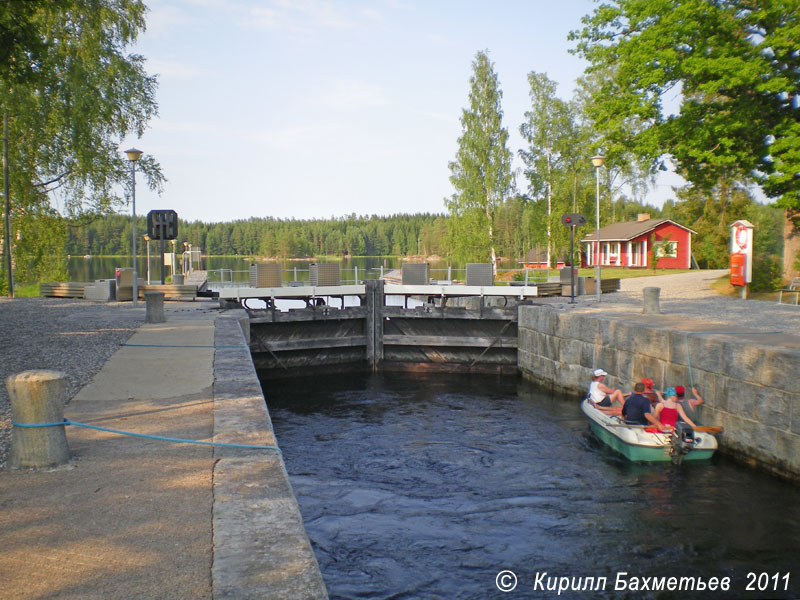 Моторная лодка в шлюзе на Кермском канале