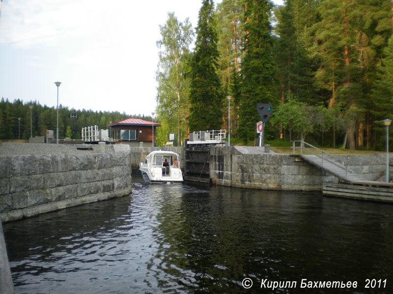 Заход катера в шлюз