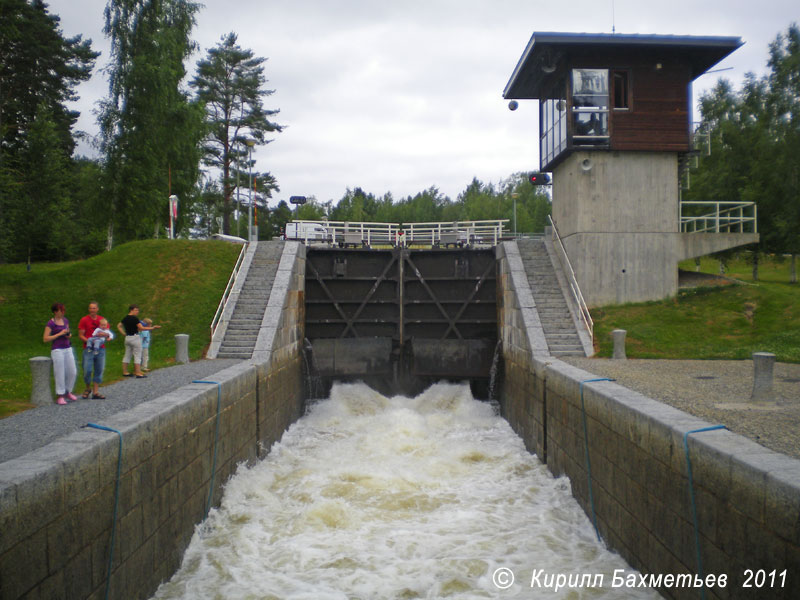 Заполнение водой средней шлюзовой камеры