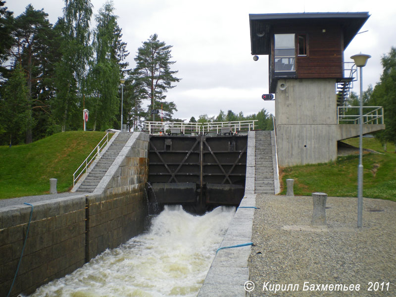 Заполнение водой средней шлюзовой камеры