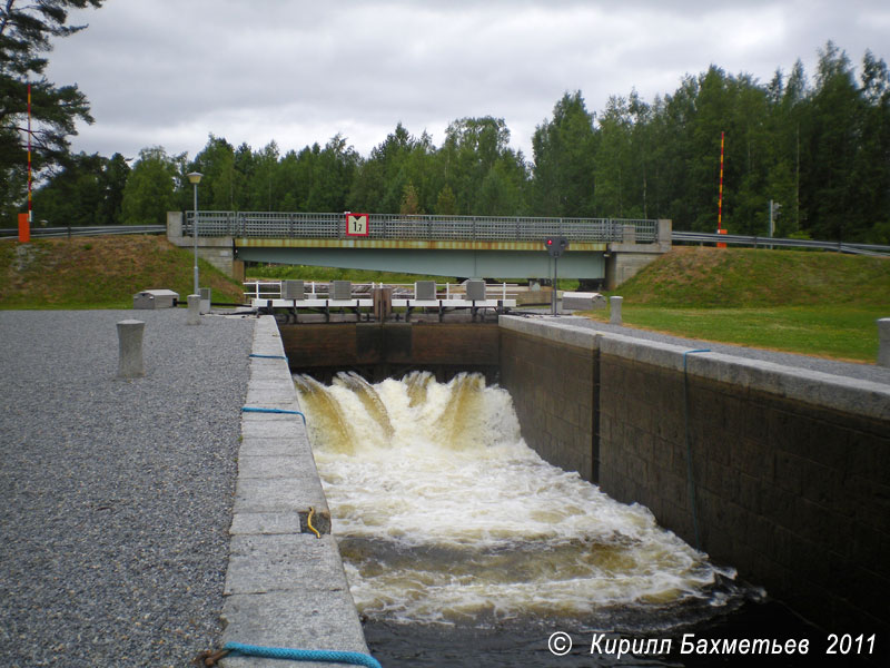 Заполнение верхней шлюзовой камеры водой