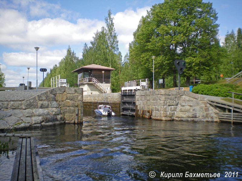 Заход катера в шлюз