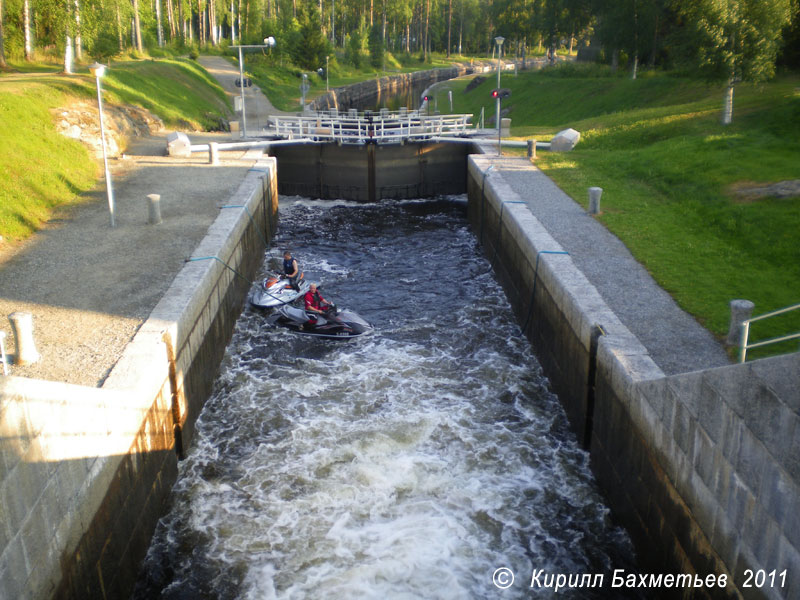 Водные мотоциклы в средней шлюзовой камере