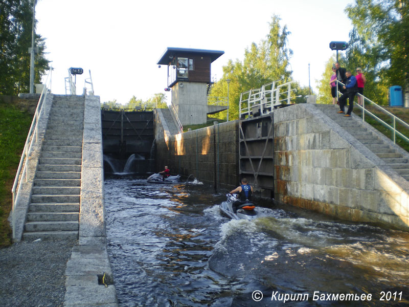 Заход водных мотоциклов из одной шлюзовой камеры в другую