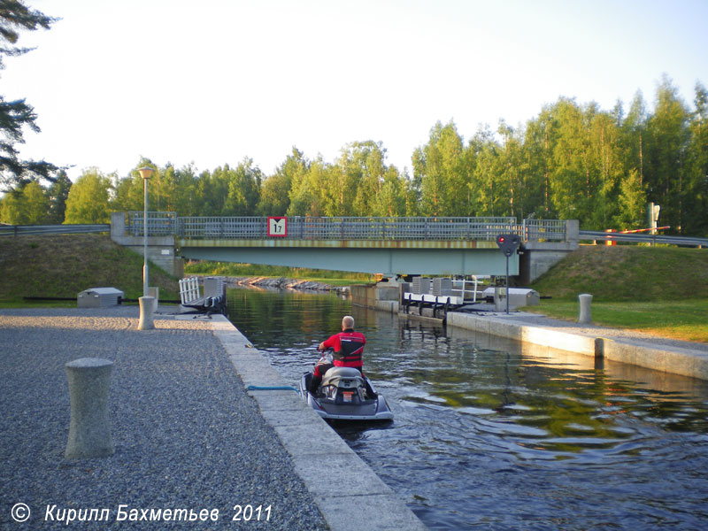 Водный мотоцикл в верхней шлюзовой камере