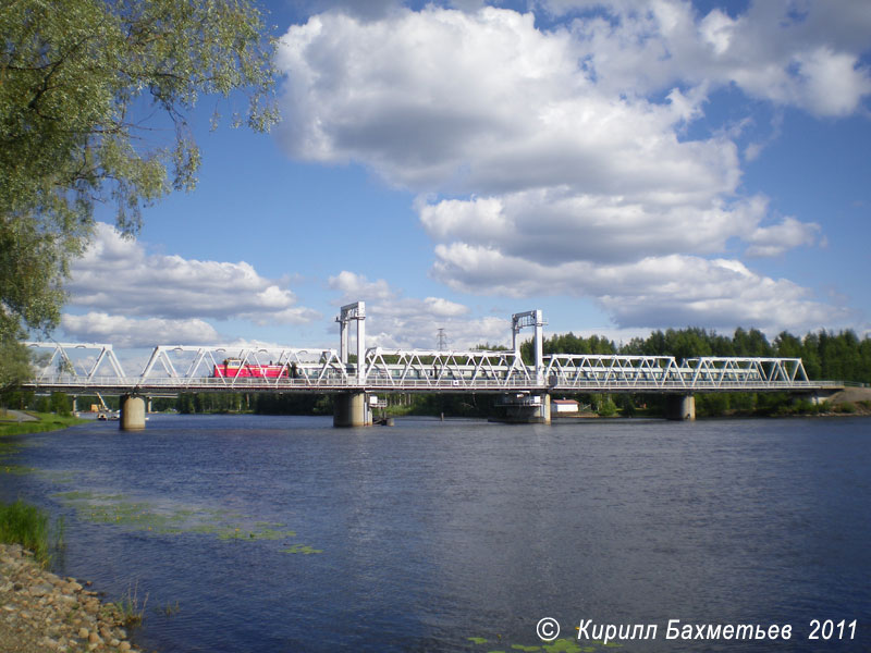 Тепловоз Dv12-2622 с поездом Йоэнсу – Пиексямяки на мосту через реку Пиелисйоки