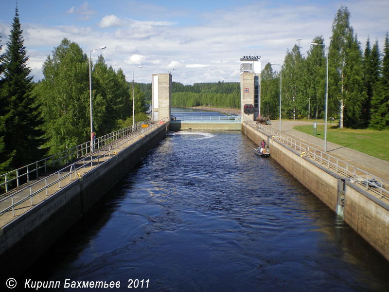 Моторная лодка в Куурнаском шлюзе