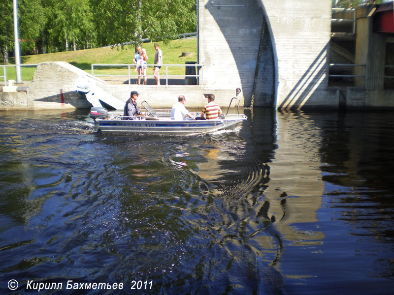 Выход моторной лодки из Куурнаского шлюза