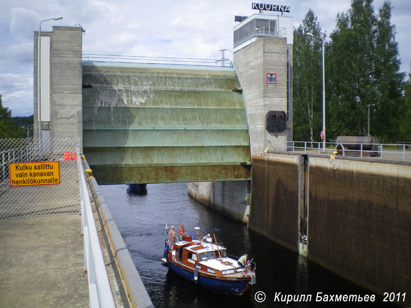 Заход катеров в шлюз Куурнаский шлюз