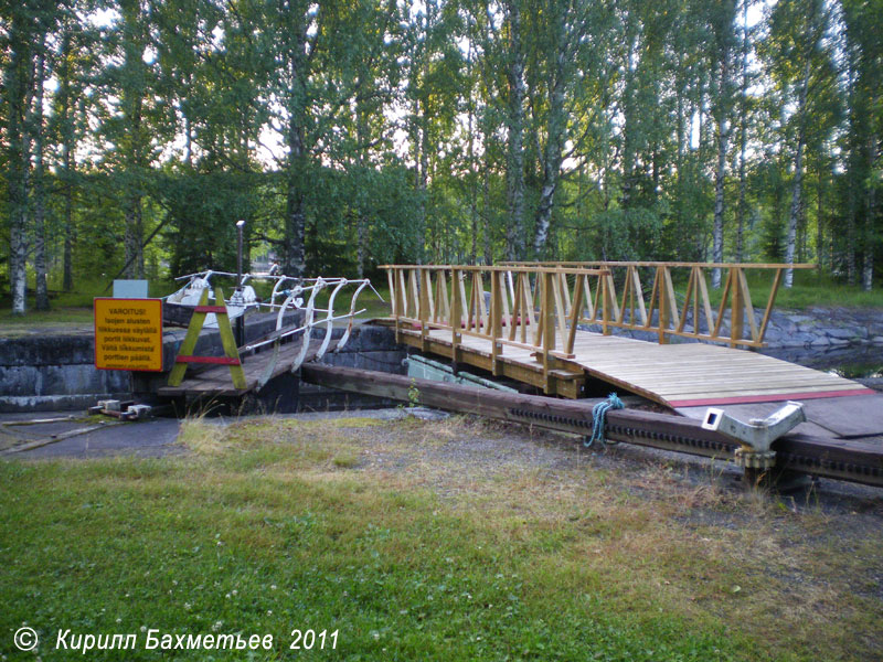 Верхние шлюзовые ворота и наплавной мост