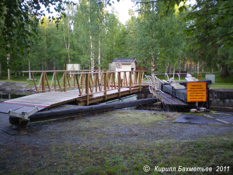 Верхние шлюзовые ворота и наплавной мост