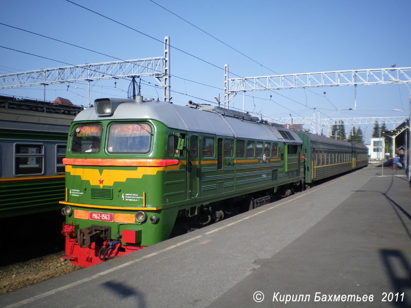 Тепловоз М62-1563 с пригородным поездом Выборг – Светогорск