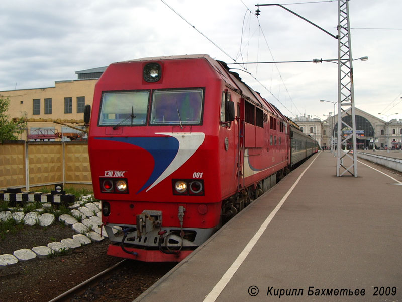 Тепловоз ТЭП70БС-001 с пригородным поездом Санкт-Петербург - Ивангород