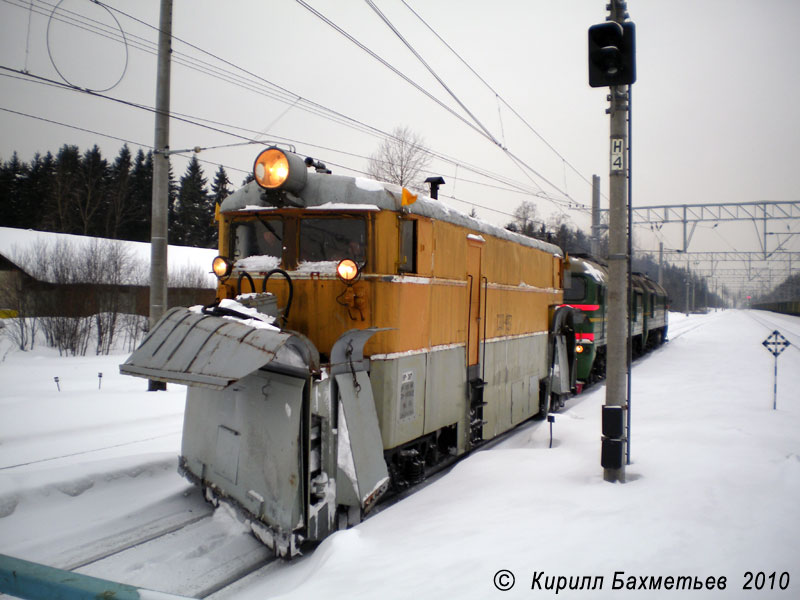 Тепловоз 2М62 со снегоочистителем СДП-497