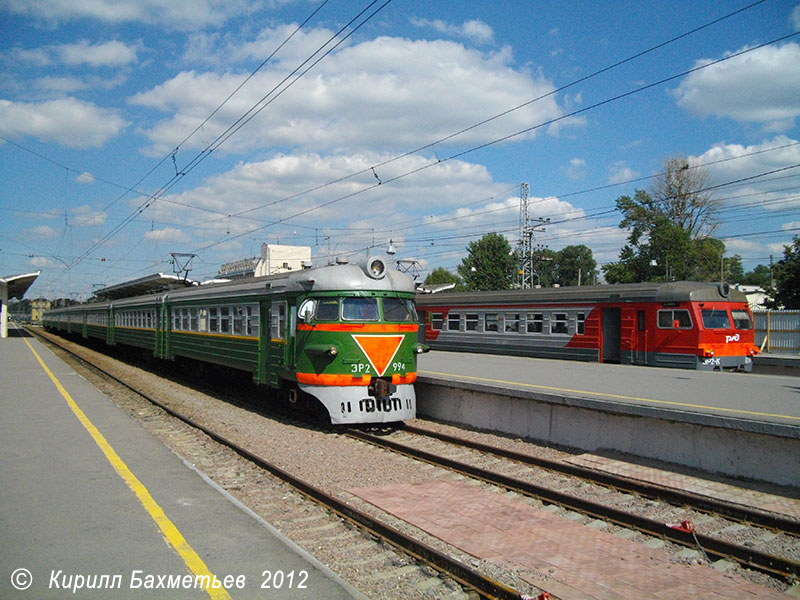 Электропоезда ЭР2-994 и ЭР2К-1228