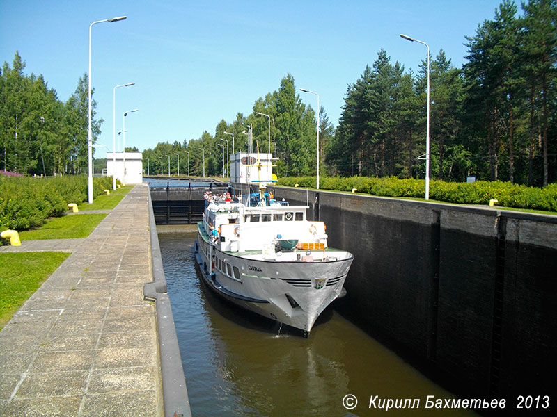 Теплоход "Карелия" в шлюзе "Искровка"