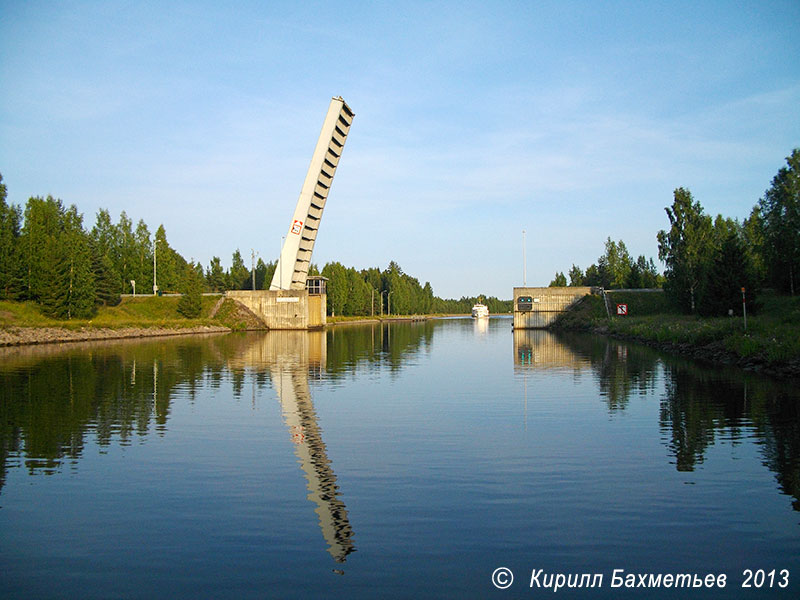 Теплоход "Карелия" у разводного моста