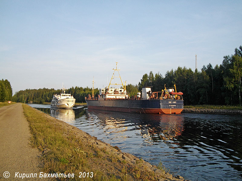 Теплоходы "Карелия" и "СТК-1007"