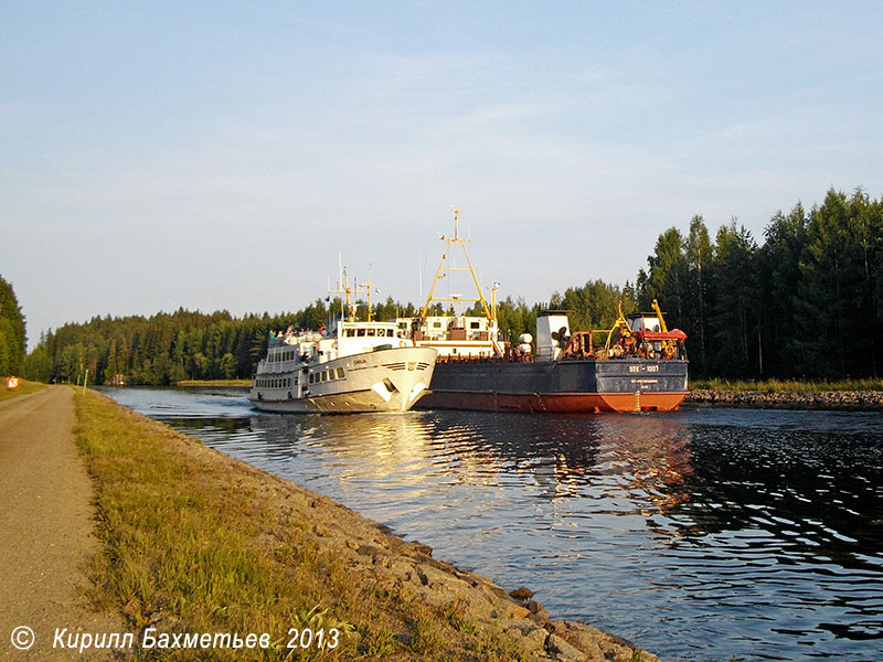 Теплоходы "Карелия" и "СТК-1007"